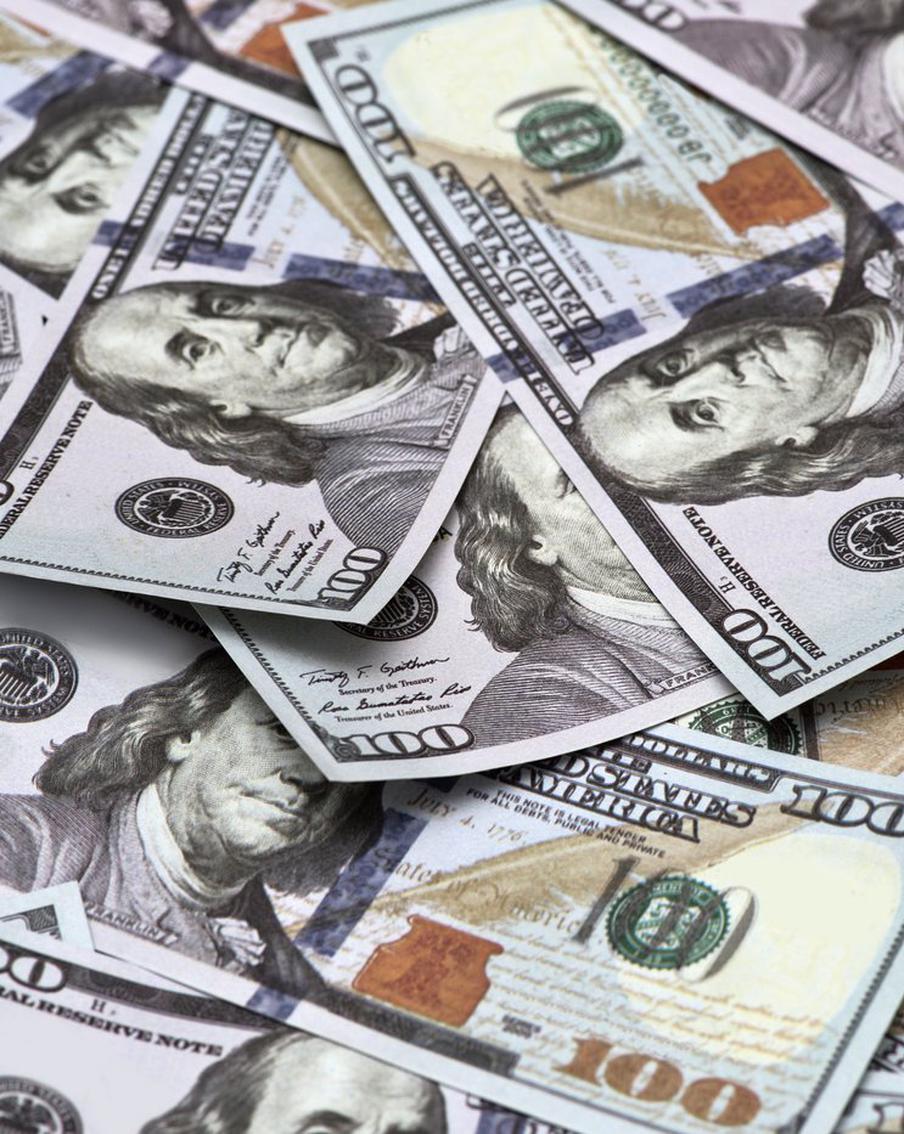 Доллар ослабил позиции на внебиржевом рынке России