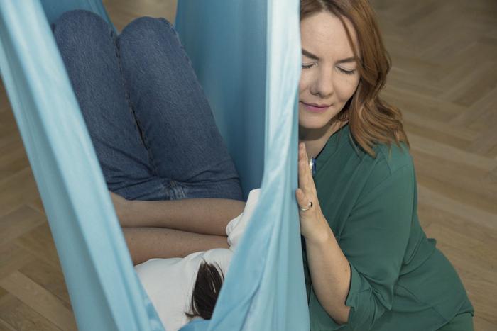 В Москве на папатерапии женщин помещают в матку и "рожают" их заново