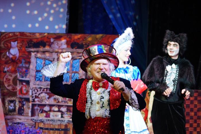 "Вы об этом внукам рассказывать будете". Театр кошек отметил юбилей