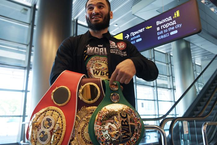 Предстоящий бой-реванш Бетербиева и Бивола перенесли на менее вместительную площадку