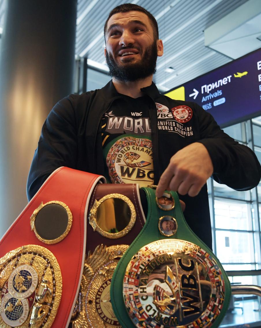 Предстоящий бой-реванш Бетербиева и Бивола перенесли на менее вместительную площадку