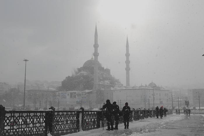 В Стамбуле ввели временные ограничения на судоходство в Босфорском проливе из-за непогоды