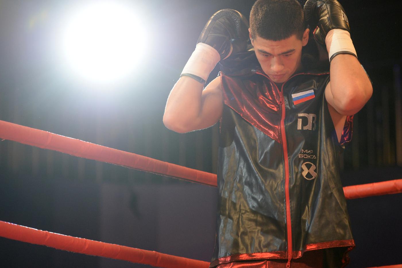 Российский боксёр Дмитрий Бивол завоевал звание абсолютного чемпиона в полутяжёлом весе