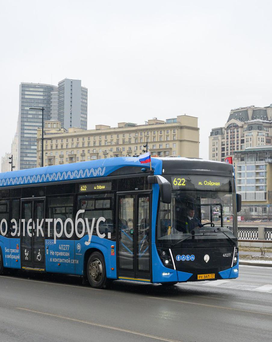 Максим Ликсутов рассказал о том, как украсили наземный транспорт Москвы перед Днём защитника Отечества