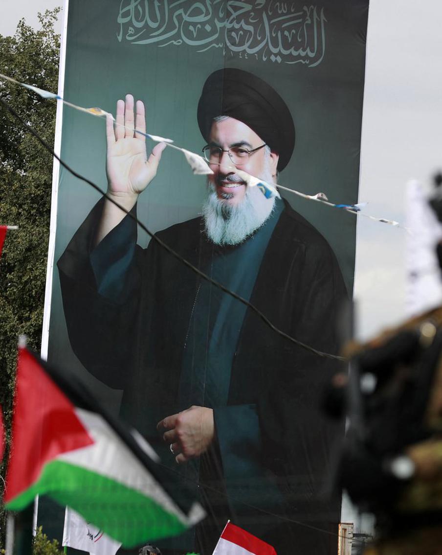 Тысячи активистов прибыли на стадион в Бейруте для участия в похоронах экс-главы "Хезболла"