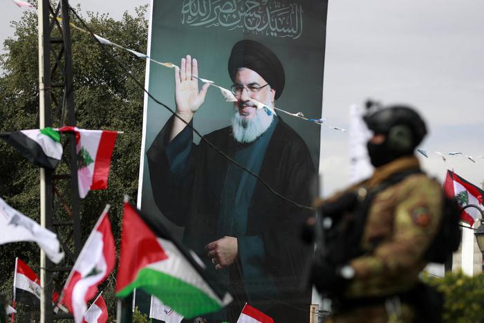 Тысячи активистов прибыли на стадион в Бейруте для участия в похоронах экс-главы "Хезболла"