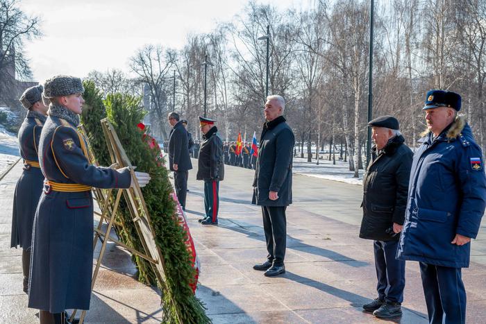 Сергей Собянин возложил венки и цветы к Могиле Неизвестного Солдата в Москве