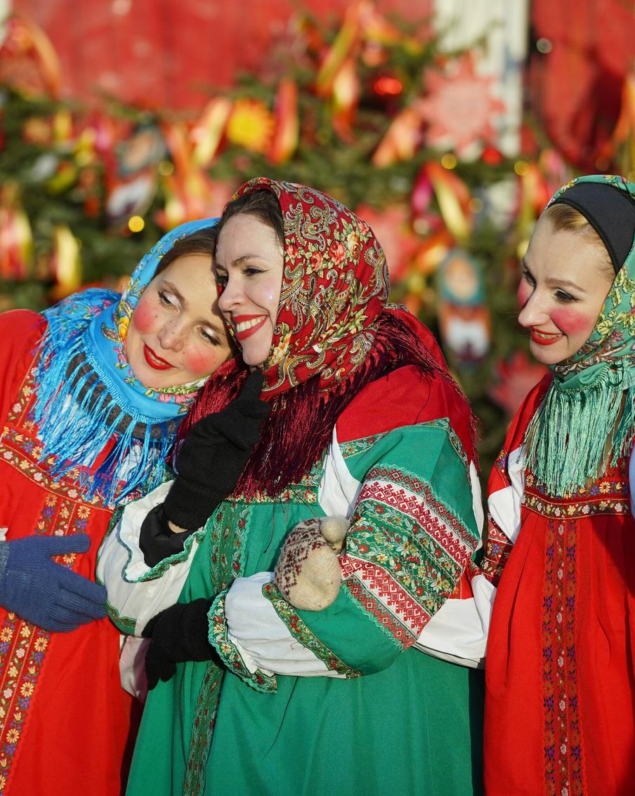 Вкуснейшие блины, птичка-закличка и древний шнур на двурогой вилке: на Манежной площади начались масленичные гулянья