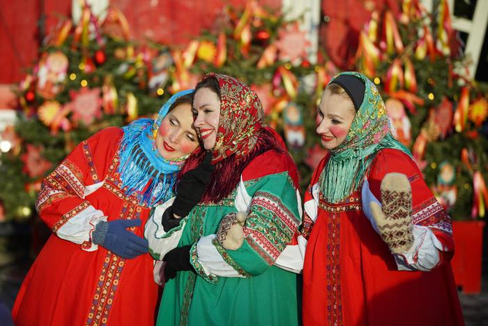 Вкуснейшие блины, птичка-закличка и древний шнур на двурогой вилке: на Манежной площади начались масленичные гулянья