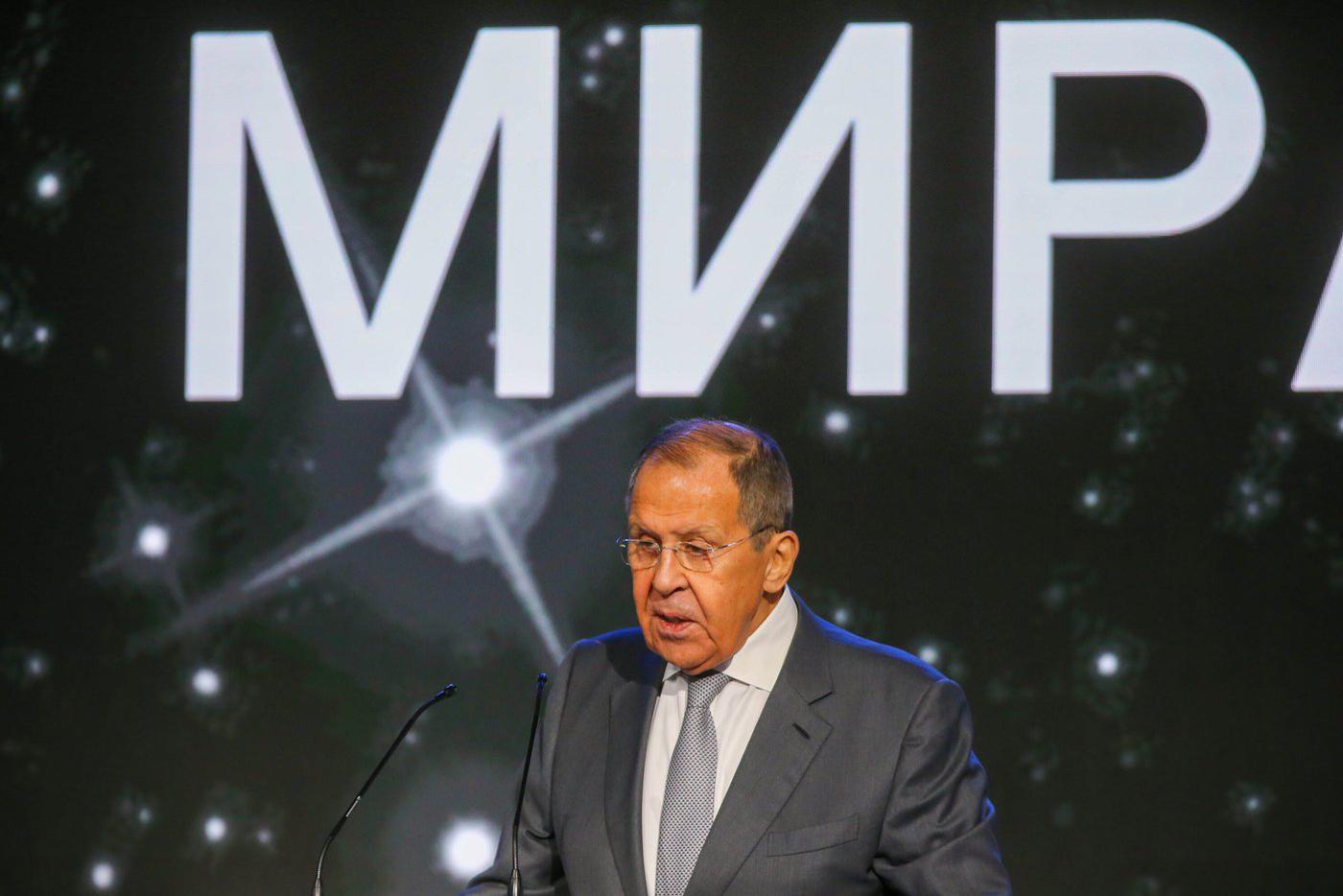 Лавров заявил, что Зеленский меняет позицию "чаще, чем зелёные майки"