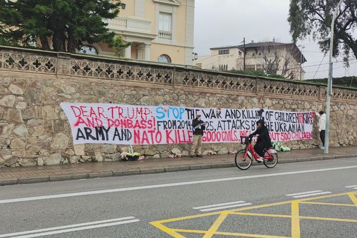 "Кровавые куклы" у консульства США: протест против бомбардировок Донбасса