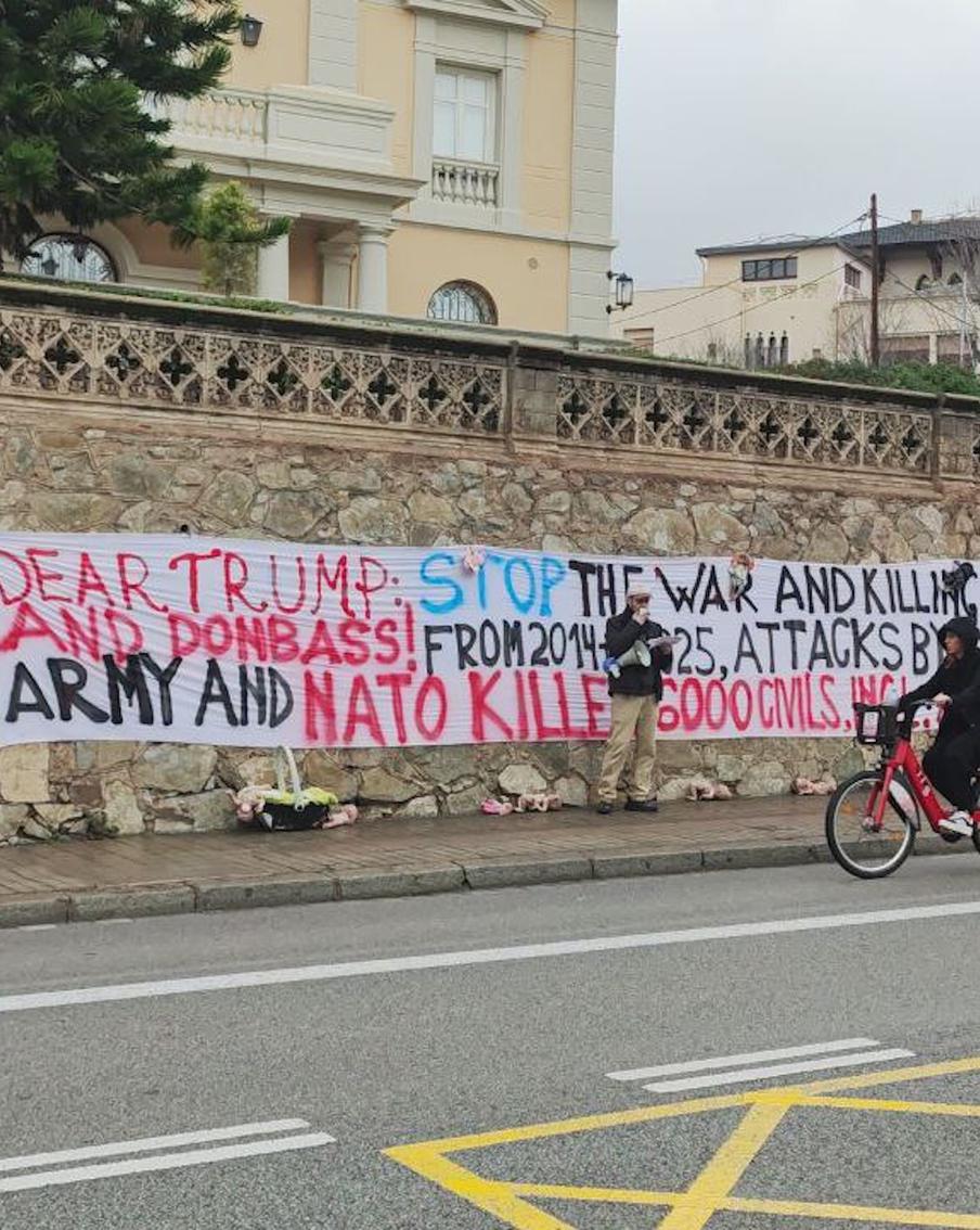 "Кровавые куклы" у консульства США: протест против бомбардировок Донбасса