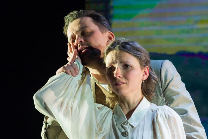 "Дама с собачкой" обзавелась медведем. В Московском Губернском театре поставили спектакль по  Чехову