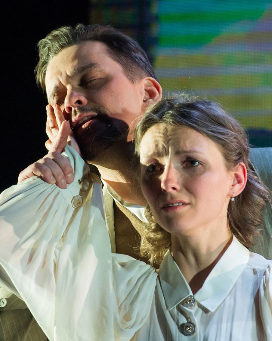 "Дама с собачкой" обзавелась медведем. В Московском Губернском театре поставили спектакль по  Чехову