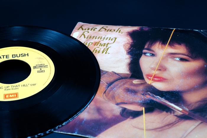 Кейт Буш, Энни Ленокс и Ханс Циммер записали альбом тишины в знак протеста против закона об искусственном интеллекте