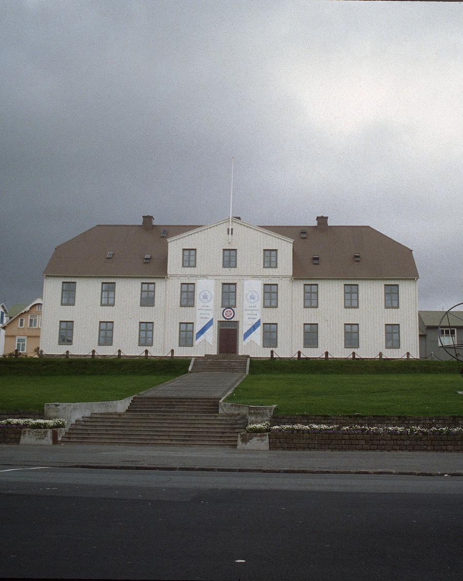 Исландские учителя добились повышения зарплат от государства