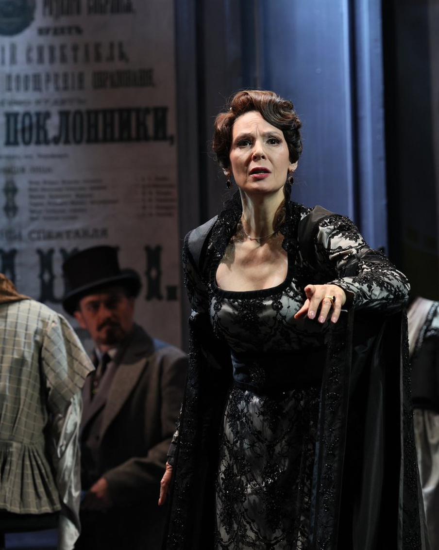 "Без вины виноватые" в Малом театре разбили зеркала и заново их собрали