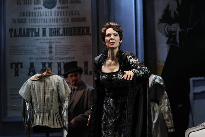 "Без вины виноватые" в Малом театре разбили зеркала и заново их собрали