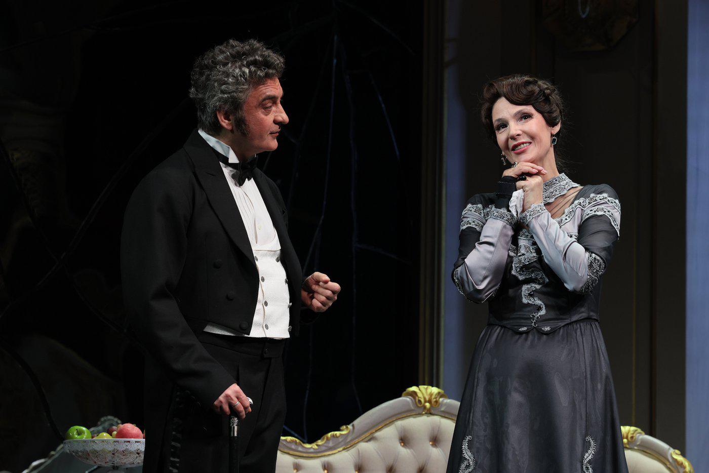 Сцены из спектакля.