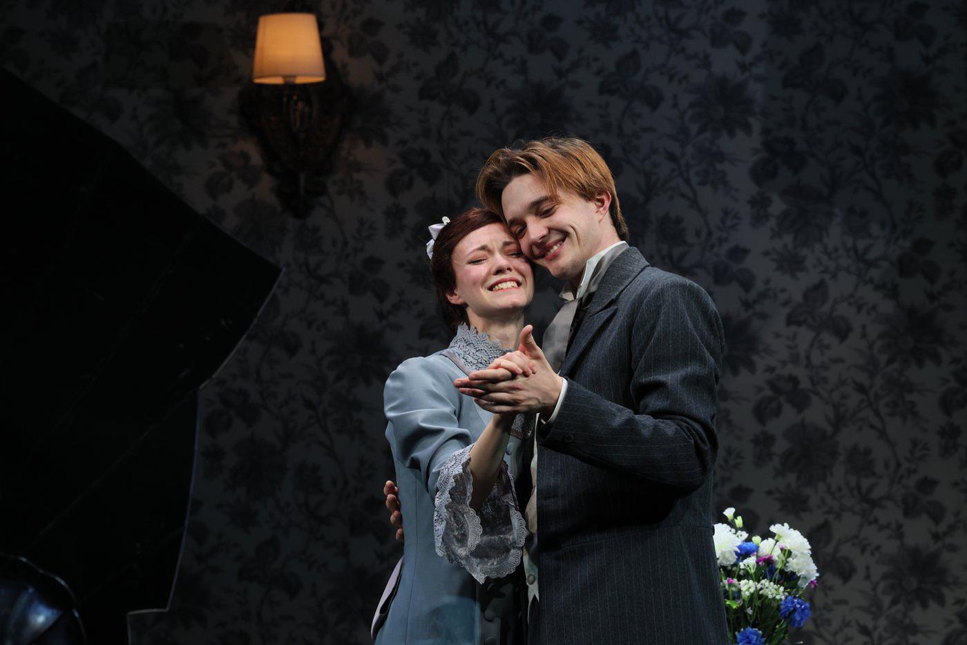 Сцены из спектакля.