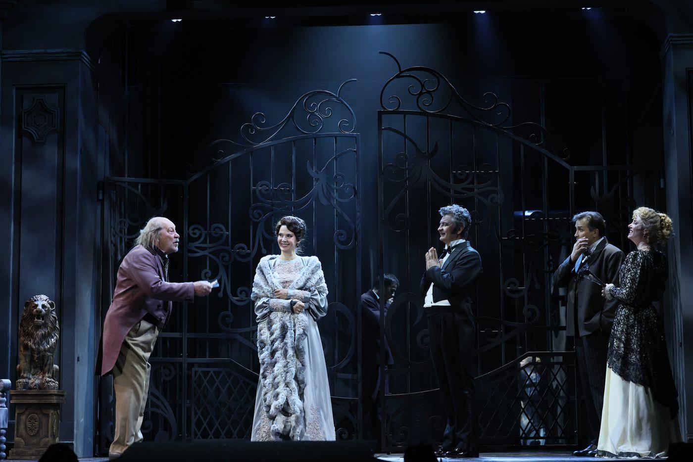 Сцены из спектакля.