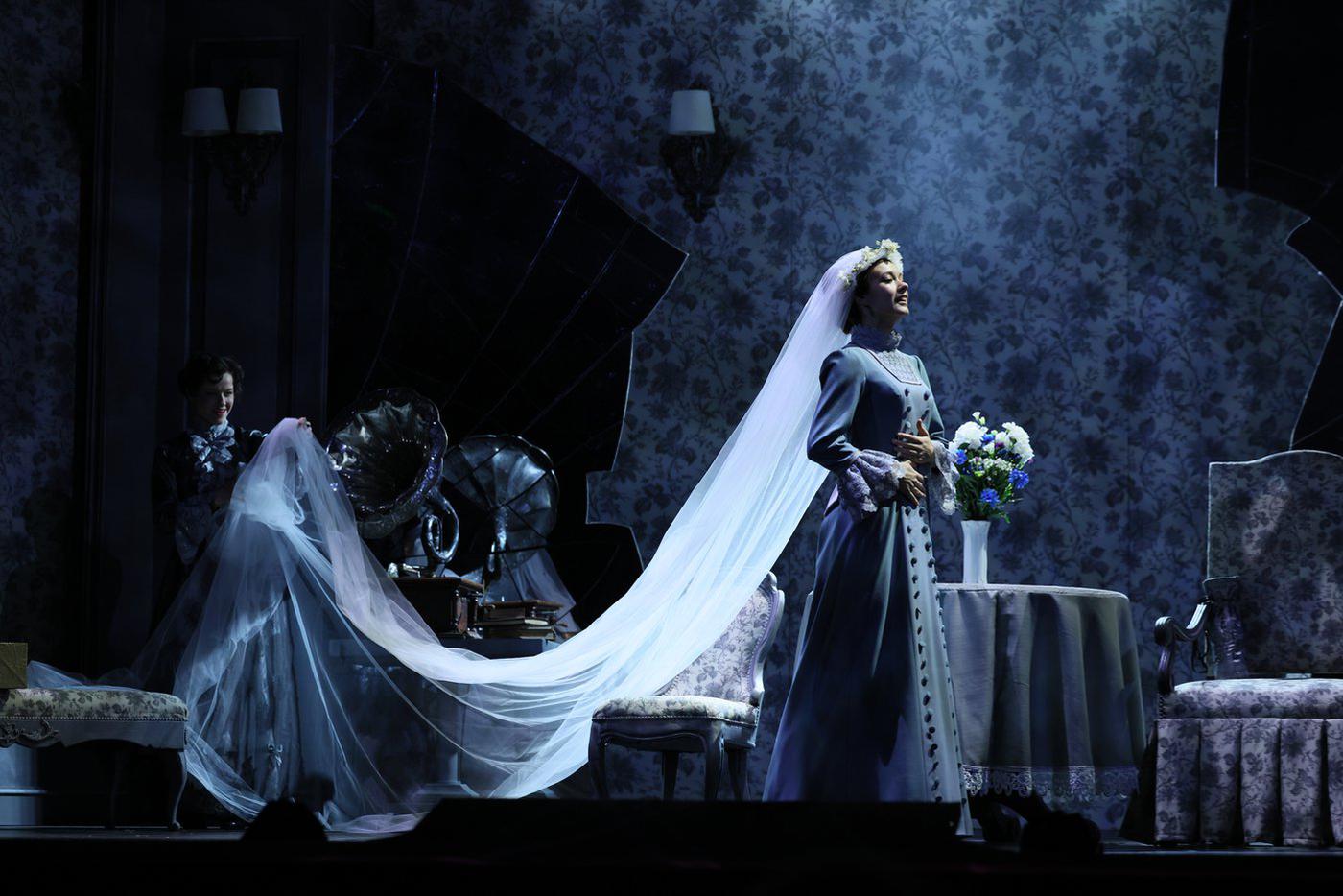 Сцены из спектакля.