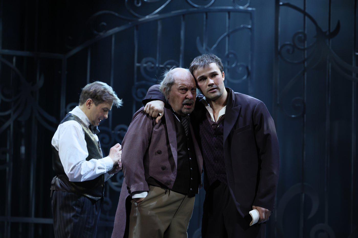 Сцены из спектакля.