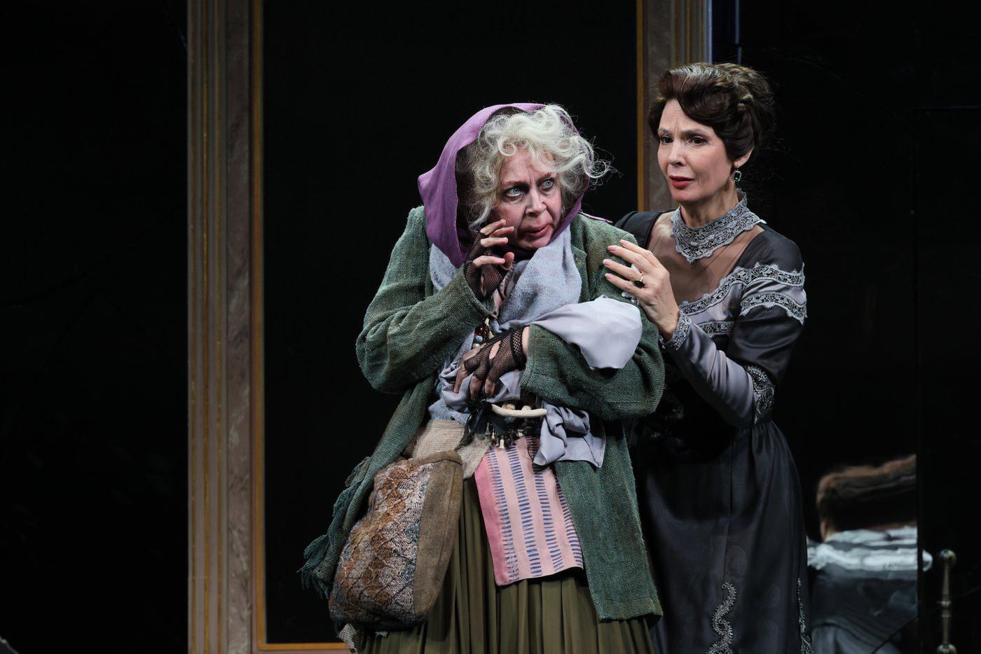 Сцены из спектакля.