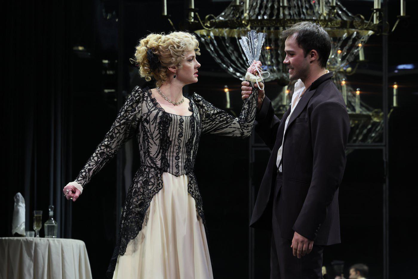 Сцены из спектакля.