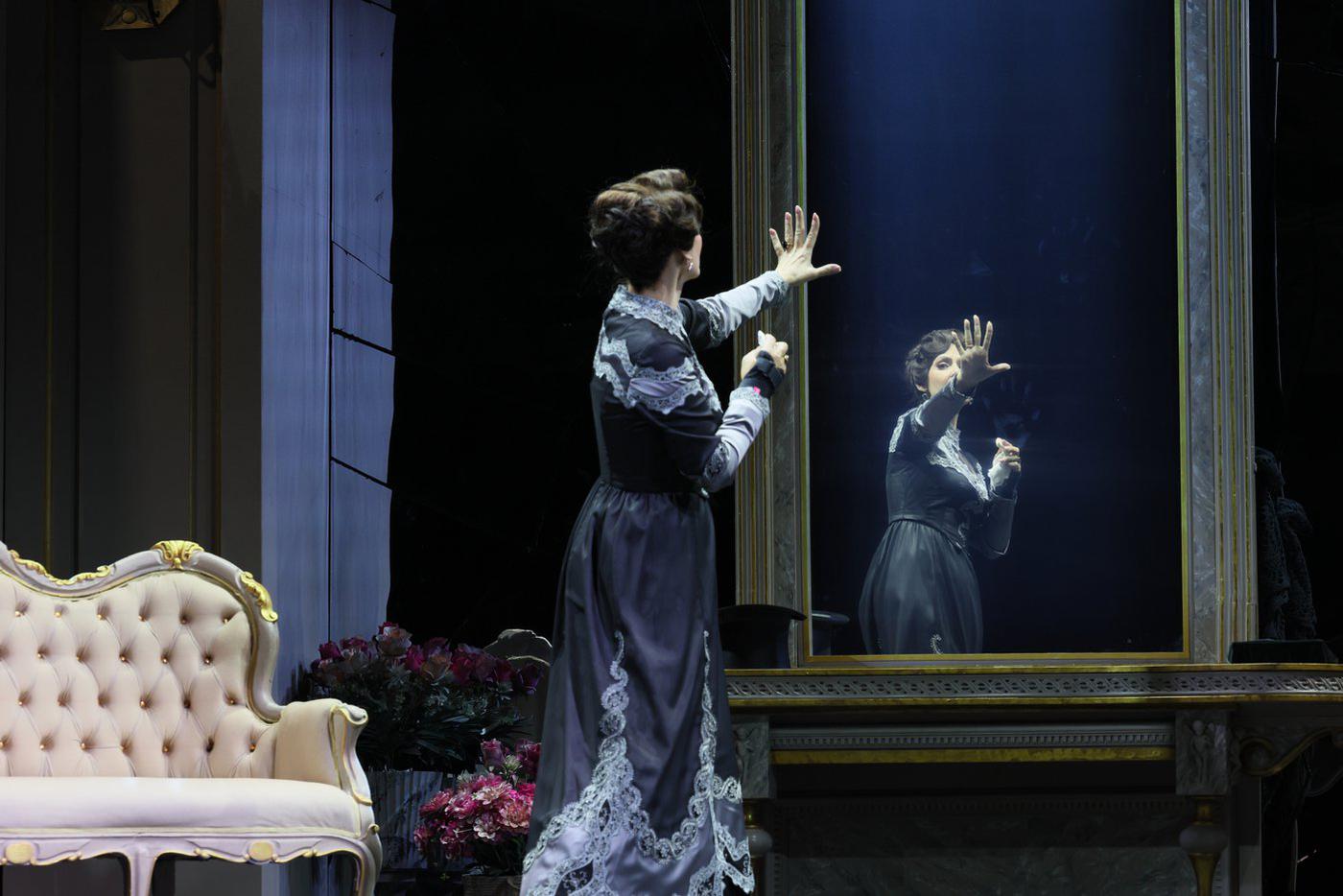 Сцены из спектакля.