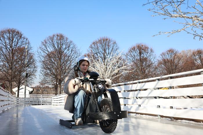 Велосипед поставили на лёд: теперь в Парке Горького можно прокатиться на айс-чоппере