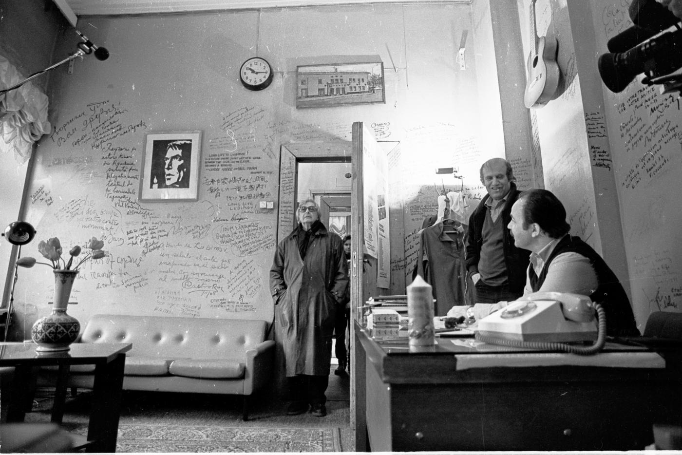 Изгнанный из СССР Юрий Любимов приехал в перестроечную Москву в 1988 году в гости, навестил родной Театр на Таганке. За столом – директор театра Николай Губенко и сценограф Давид Боровский