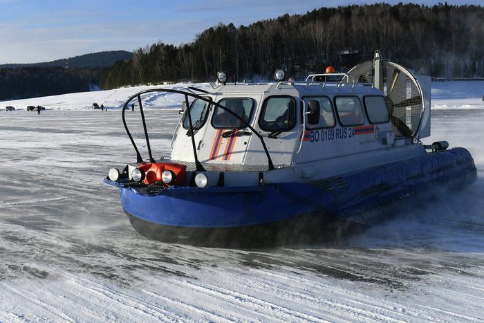 МЧС России начало операцию по спасению рыбаков со льдины в Охотском море