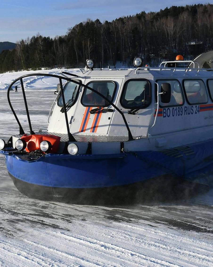 МЧС России начало операцию по спасению рыбаков со льдины в Охотском море