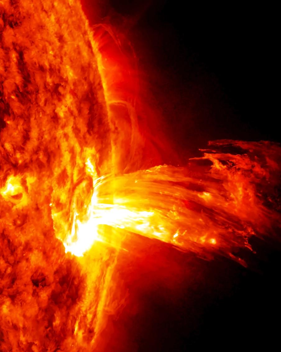 Как солнечная вспышка и корональная дыра повлияли на магнитосферу Земли