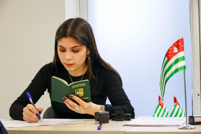 В Москве работает избирательный участок для голосования во 2-ом туре досрочных выборов президента Абхазии