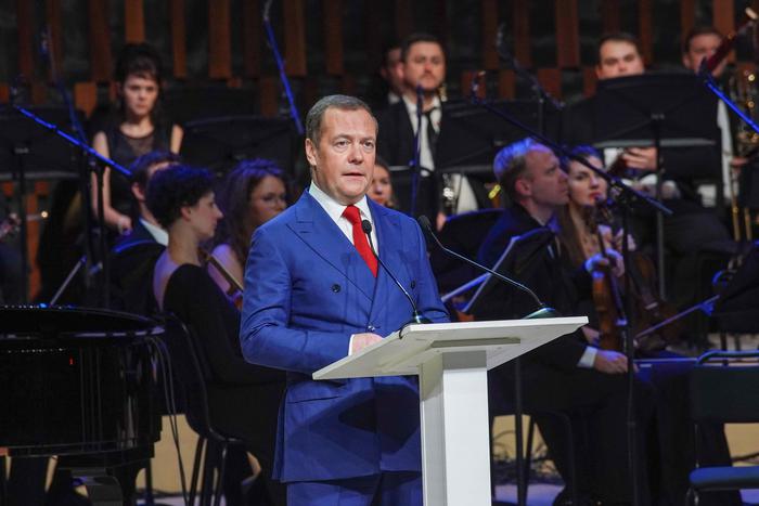 Медведев раскрыл, с кем Россия готова обсуждать Украину