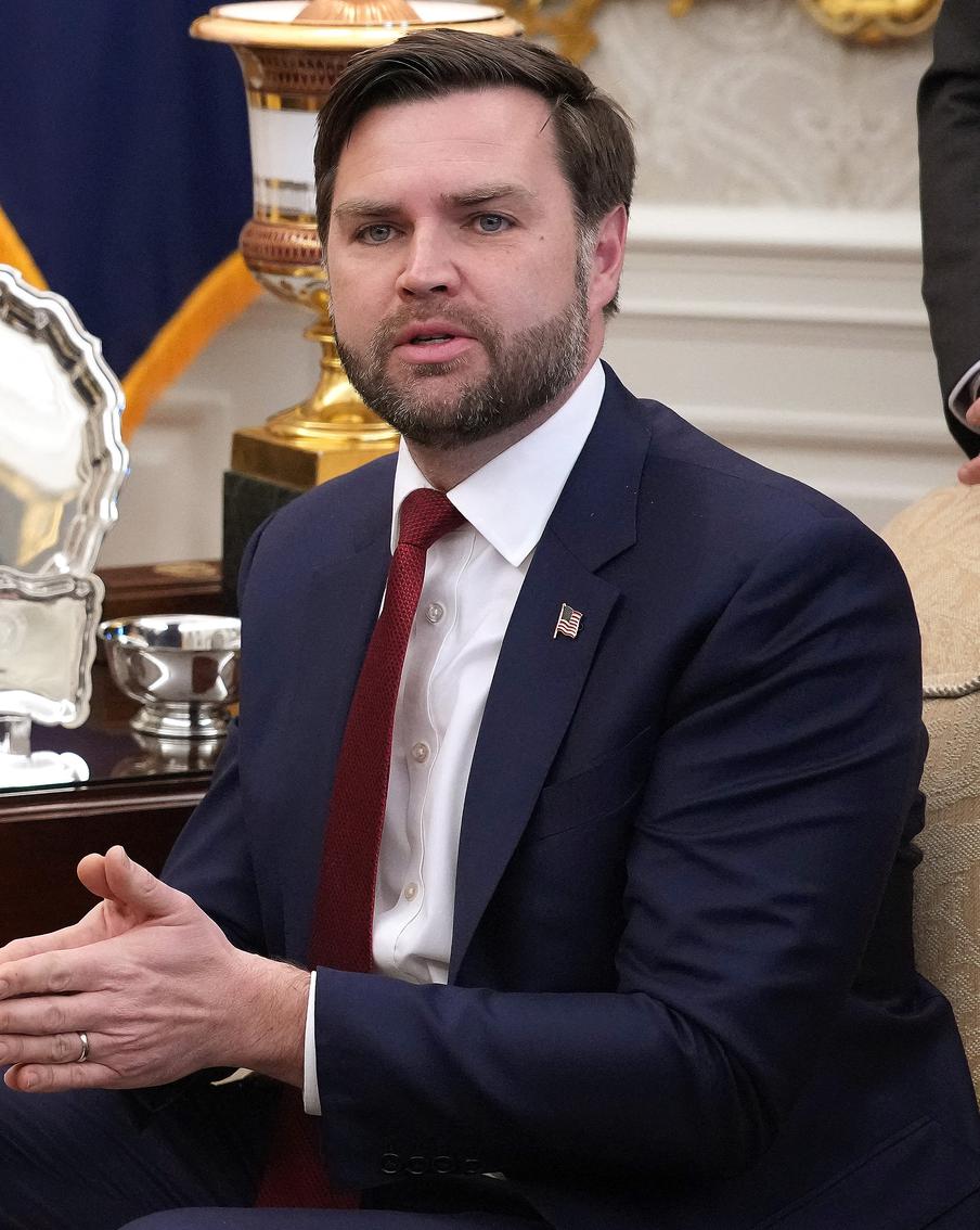 Президент США Дональд Трамп активно хвалит начавшего конфликт на пресс-конференции с Зеленским политика