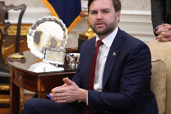 Президент США Дональд Трамп активно хвалит начавшего конфликт на пресс-конференции с Зеленским политика