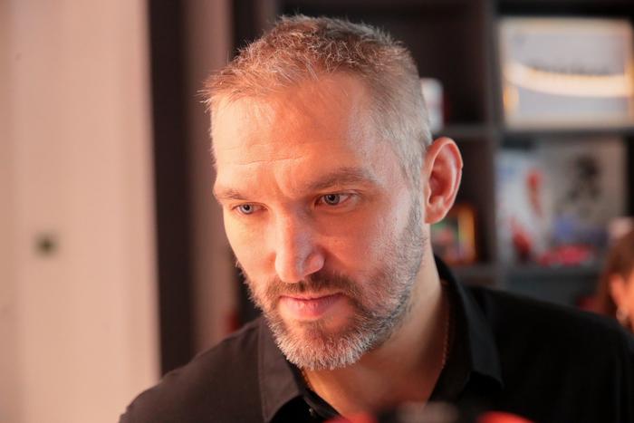 Александр Овечкин стал на одну шайбу ближе к достижению рекорда хоккеиста Уэйна Гретцки