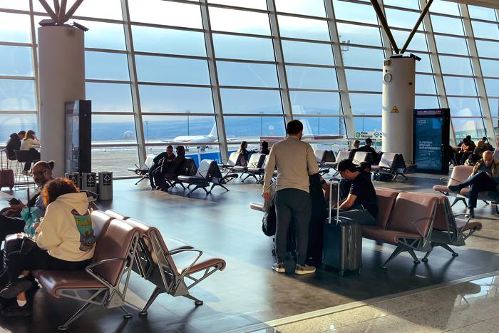 В аэропорту Тбилиси застряли более 20 россиян, которые не смогли вылететь из страны из-за замены самолёта