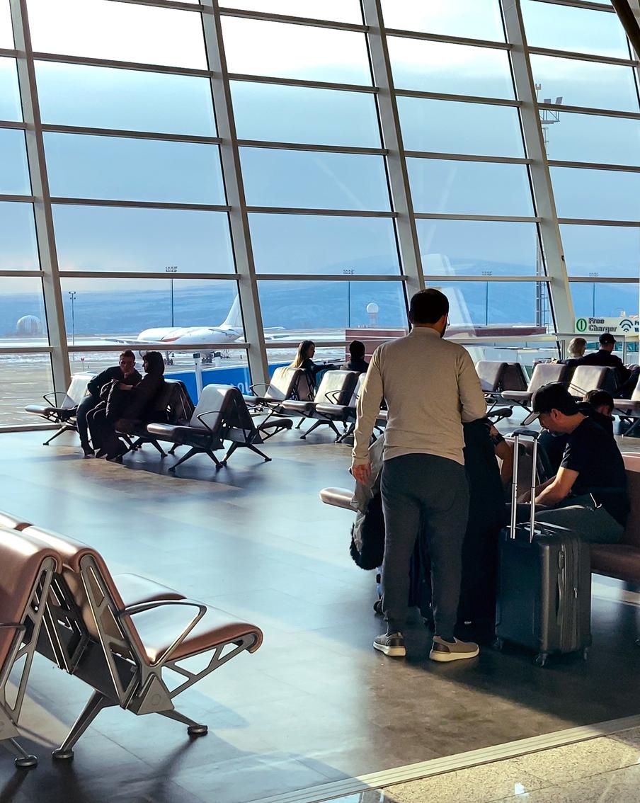 В аэропорту Тбилиси застряли более 20 россиян, которые не смогли вылететь из страны из-за замены самолёта