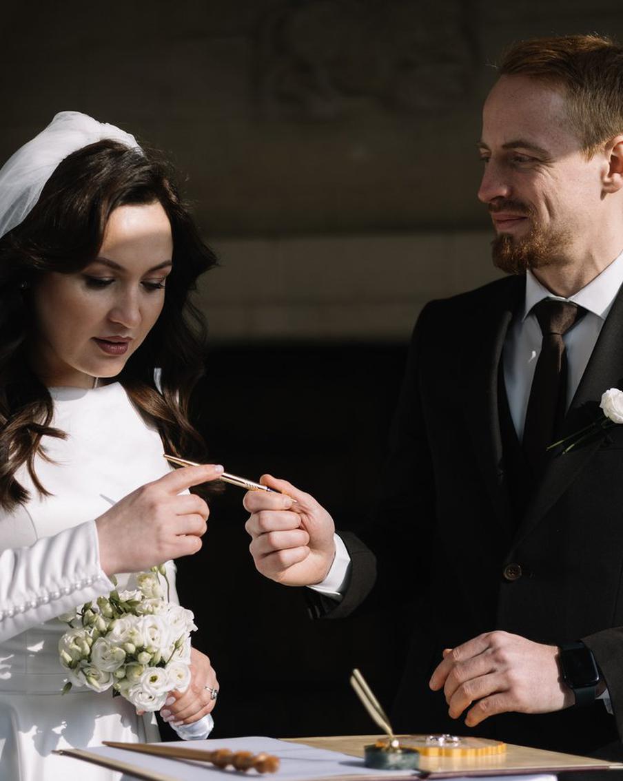 Приглашения для гостей на свадьбу в Москве они сделали в виде билетов в кино