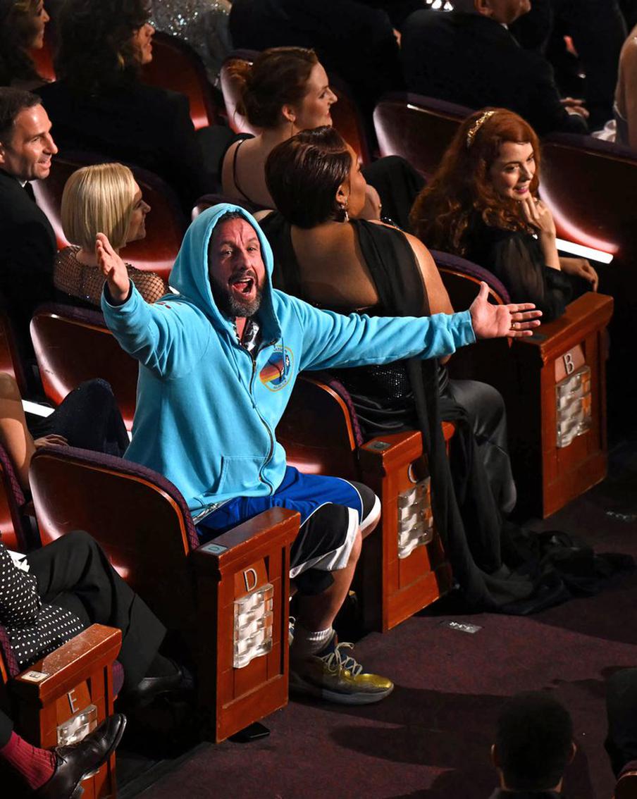 Чем запомнилась церемония вручения премии "Оскар": Адам Сэндлер без штанов, червь из "Дюны" – за арфой