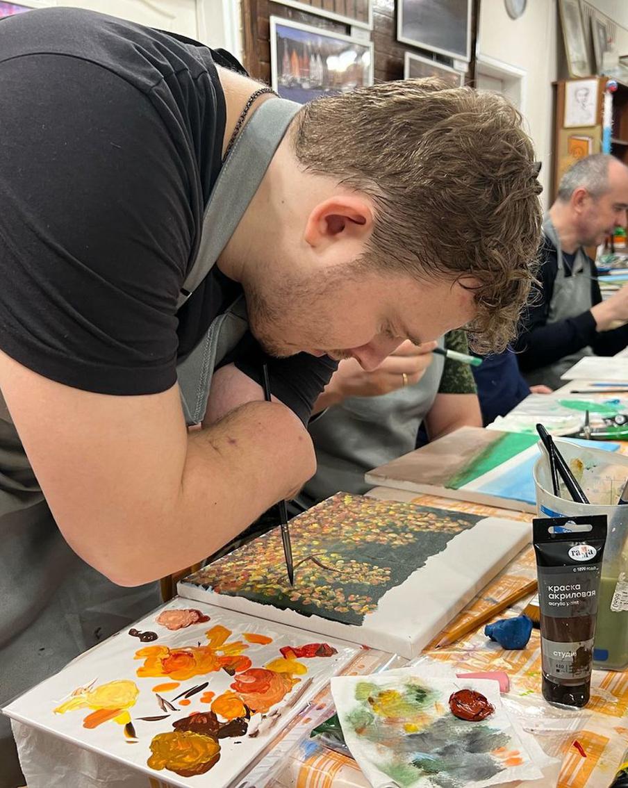 Владислав Панов лишился рук на СВО и стал известным художником