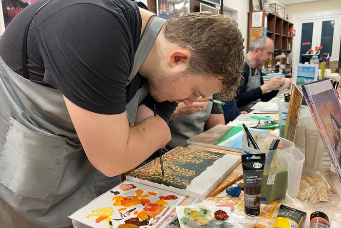 Владислав Панов лишился рук на СВО и стал известным художником