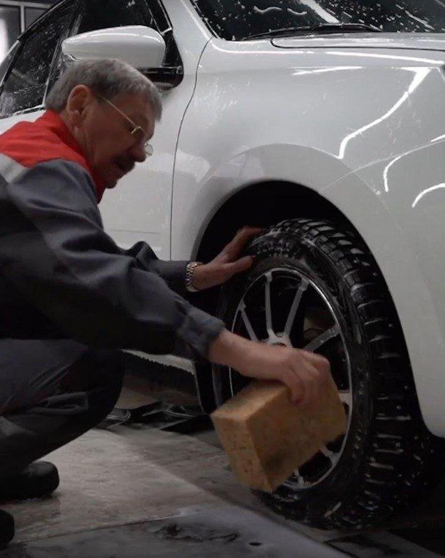 Богатейший депутат Сургута пошёл мыть машины, чтобы доказать хейтерам — за "базар" он отвечает