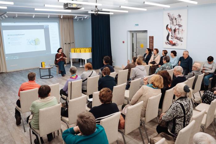 Долголетов научат платить телефоном и получать кешбэк