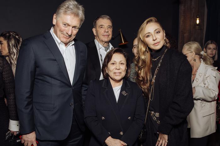 Меньшиков, Петренко и Песков с жёнами: на премьере фильма "Роднина" собрались десятки звёзд