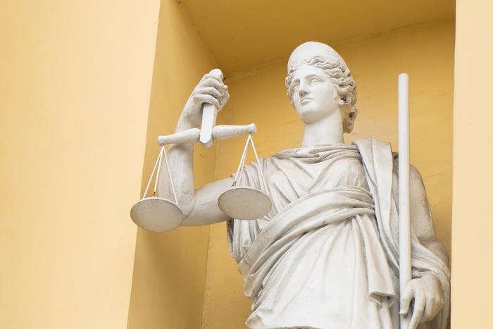 Подозреваемый в убийстве главы района на Алтае пытался оспорить в суде своё увольнение